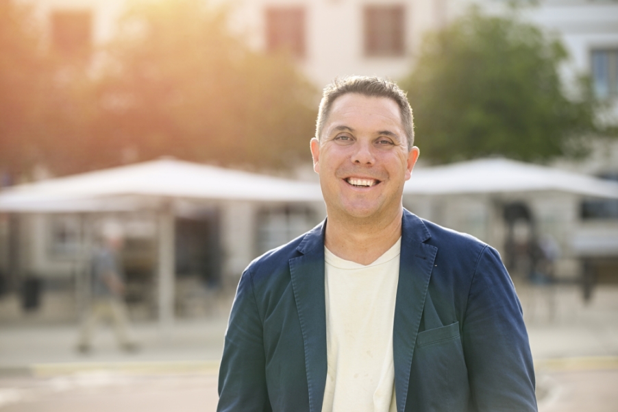 Portraitaufnahme von Alex Blunschi auf dem Herrenacker in Schaffhausen