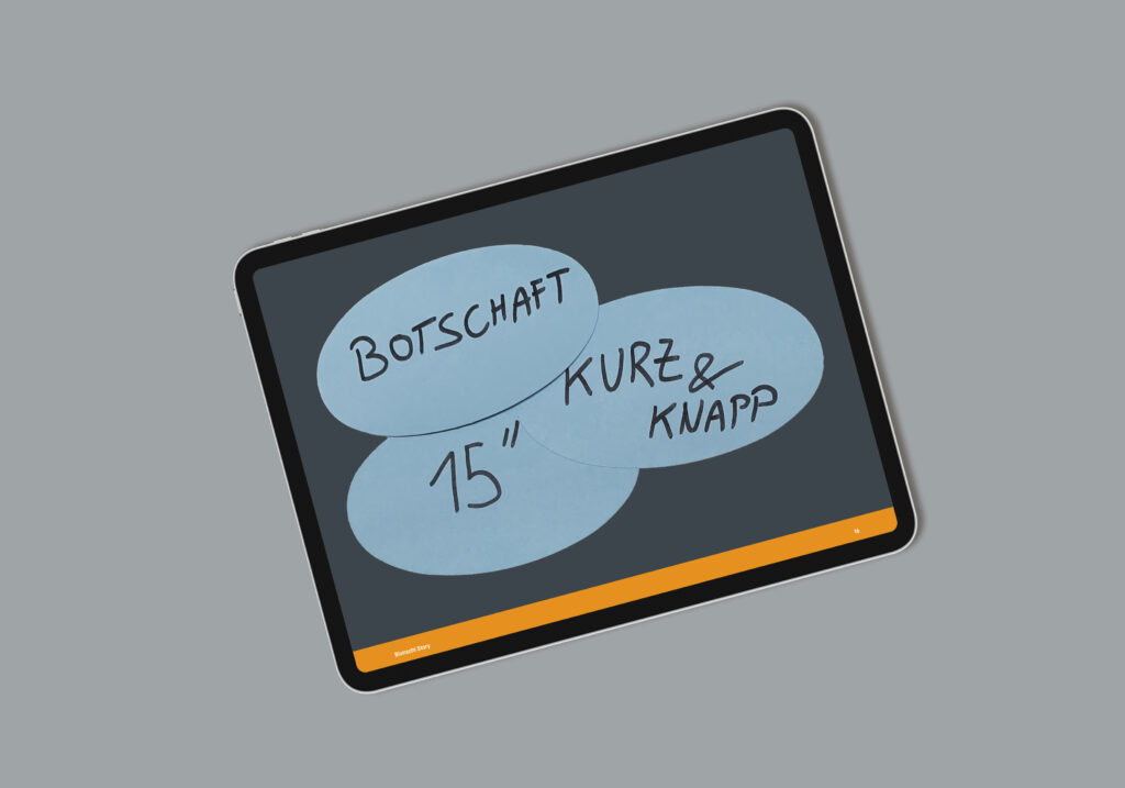 Foto von einem Tablet, das ein Bild zeigt mit den Wörtern in Ovalen Formen: "Botschaft", "Kurz & knapp", "15''"